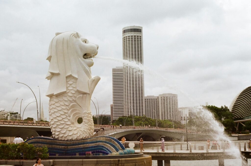 tours Capture of Singapore's famous Merlion statue overlooking Marina Bay, a popular tourist spot.
